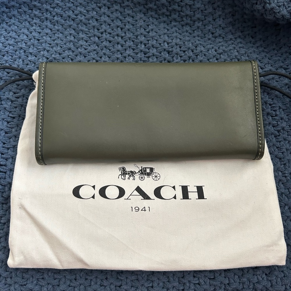 Coach Olive Green Leather Turnlock Wallet*Price Firm* - Picture 2 of 7